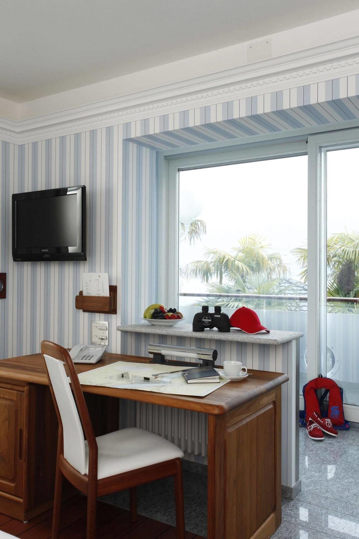 Holiday Hotel Yachtsport Resort Lago Maggiore 브리사고 외부 사진
